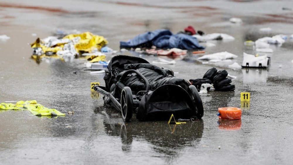 Um carrinho de bebê no local onde um veículo se lançou contra uma manifestação do sindicato Verdi em Munique, Alemanha, 13 de fevereiro de 2025. EPA/RONALD WITTEK