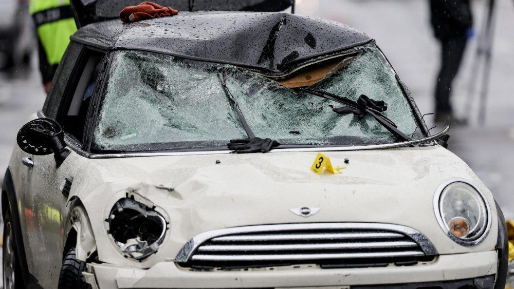 Um carro danificado após ser conduzido em uma manifestação sindical em Munique, Alemanha, 13 de fevereiro de 2025. De acordo com declarações da polícia de Munique, pelo menos 28 pessoas ficaram feridas, duas delas gravemente. O motorista do veículo envolvido no incidente, um requerente de asilo afegão de 24 anos, foi preso, acrescentou a polícia. EPA/RONALD WITTEK
