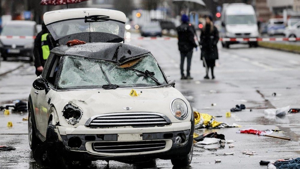 O carro danificado após investir contra a multidão reunida na manifestação sindical em Munique. O motorista do veículo envolvido no incidente, um requerente de asilo afegão de 24 anos, foi preso, acrescentou a polícia. EPA/RONALD WITTEK