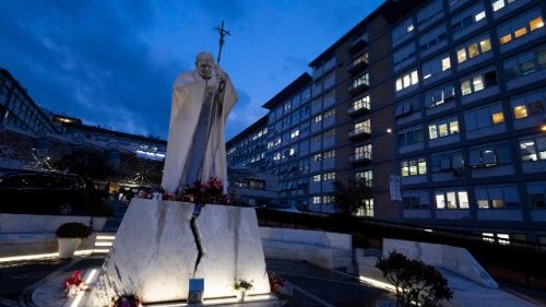 Pope has slight fever, begins pharmacological treatment for respiratory tract infection