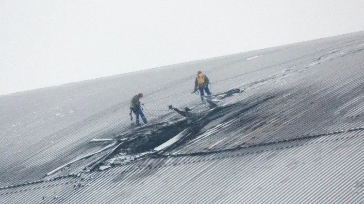 Trabalhadores operam em um abrigo de proteção danificado sobre os restos da Unidade 4 do reator na usina nuclear de Chernobyl (NPP), perto da cidade de Chernobyl, Ucrânia, 14 de fevereiro de 2025, em meio à invasão russa. O presidente da Ucrânia, Zelensky, disse em 14 de fevereiro que um drone russo com uma "ogiva de alto explosivo" atingiu o sarcófago que cobre a Unidade 4 destruída da NPP de Chernobyl durante a noite. Um incêndio foi extinto e os níveis de radiação estão sendo monitorados no local, disseram autoridades ucranianas. EPA/SERGEY DOLZHENKO