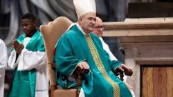 திருப்பலியின்போது கர்தினால் José Tolentino de Mendonça.  