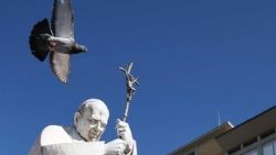 Statyn av Johannes Paulus II vid sjukhusets huvudingång 