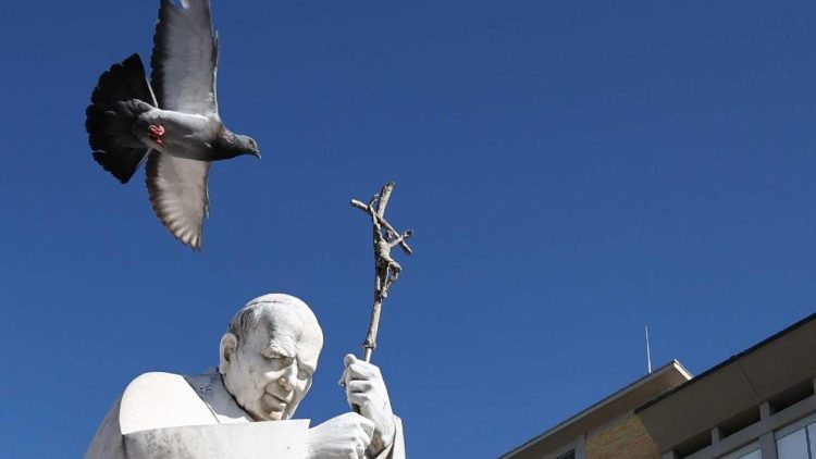 Statyn av Johannes Paulus II vid sjukhusets huvudingång 