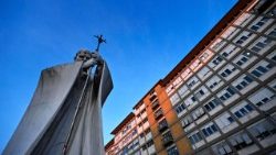 Jono Pauliaus II statula prie Gemelli ligoninės