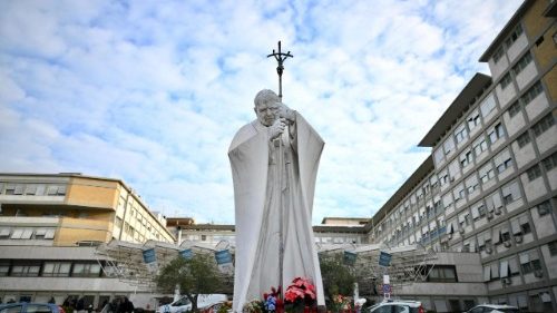 教皇、穏やかに夜を過ごし、休息をとられる