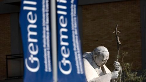 Sveti oče preživel mirno noč. Nove informacije glede zdravja proti večeru