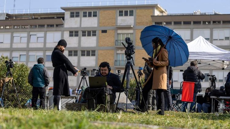 Periodistas del mundo entero reportan desde las afueras del Hospital Gemelli.