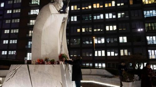 ഫ്രാൻസിസ് പാപ്പായ്ക്ക് ന്യുമോണിയ: കൂടുതൽ ചികിത്സ ആവശ്യം