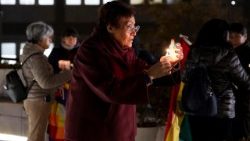 Wierni przed Kliniką Gemelli