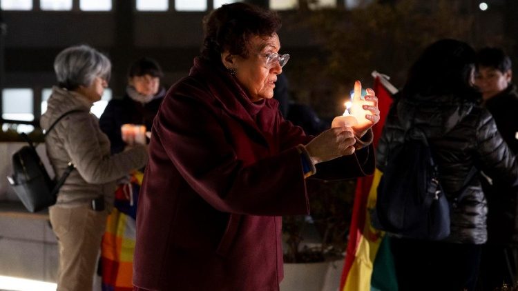 Wierni przed Kliniką Gemelli