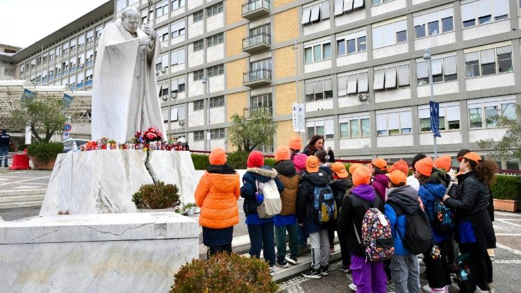 റോമിലെ ജെമെല്ലി പോളിക്ലിനിക് ആശുപത്രിക്ക് മുന്നിൽനിന്നുള്ള ചിത്രം