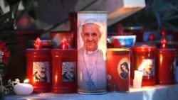 Vor der Gemelli-Klinik am Abend