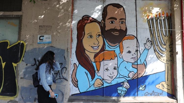 Un murale con i volti della famiglia Bibas