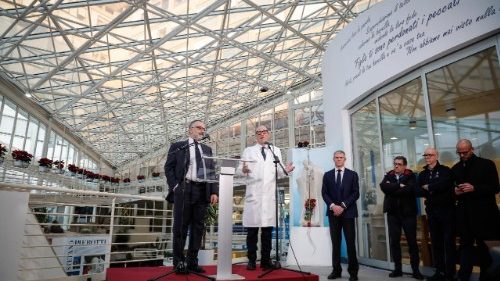 「教皇は治療に反応も、まだ危険は脱していない」担当医ら会見で