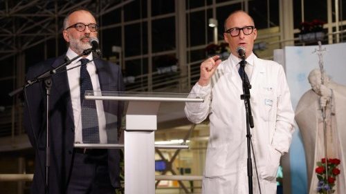 Läkare: Påven svarar på behandling men är ännu inte utom fara