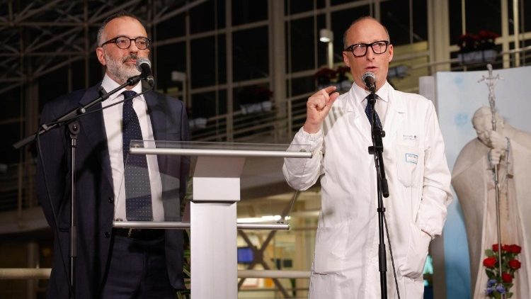 ഫ്രാൻസീസ് പാപ്പായുടെ ആരോഗ്യസ്ഥിതിയെക്കുറിചച് വൈദ്യ സംഘം വിശദീകരണം നല്കുന്നു, ഡോ. ലൂയിജി കർബോണെ  (ഇടത്ത്),ഡോ. സേർജൊ അൽഫിയേരി (വലത്ത്)