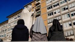 Манахіні моляцца за Папу перад шпіталём Джэмэлі ў Рыме