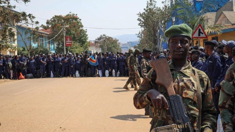 Kongolesische Polizisten ergeben sich der bewaffneten Gruppe M23 in der Hauptstadt von Süd-Kivu, Bukavu, DR Kongo