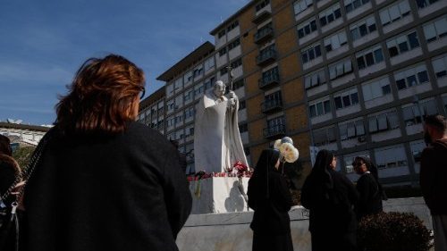Le Pape au Gemelli: les conditions restent critiques mais pas de nouvelle crise respiratoire