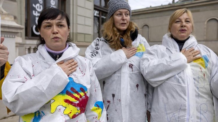 Pessoas participam de um comício pela Ucrânia para marcar três anos da invasão russa, na Place Neuve em Genebra, Suíça, 23 de fevereiro de 2025. EPA/SALVATORE DI NOLFI