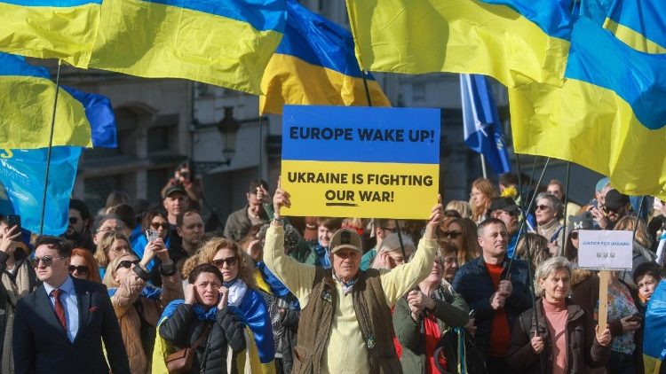 Pessoas participam de um protesto marcando o terceiro aniversário da invasão em larga escala da Ucrânia pela Rússia, em Bruxelas, Bélgica, 23 de fevereiro de 2025. EPA/OLIVIER HOSLET