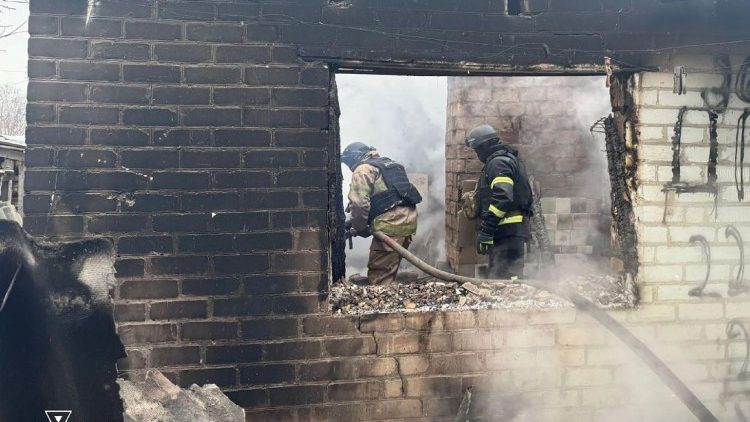 Uma foto divulgada pelo serviço de imprensa do Serviço de Emergência do Estado (SES) da Ucrânia mostra equipes de resgate trabalhando no local de um ataque aéreo russo em Kostyantynivka, região de Donetsk, leste da Ucrânia, em 23 de fevereiro de 2025, em meio à invasão russa. EPA/STATE EMERGENCY SERVICE OF UKRAINE 