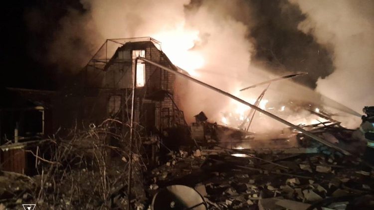 Uma foto divulgada pelo serviço de imprensa do Serviço de Emergência do Estado (SES) da Ucrânia mostra equipes de resgate trabalhando no local de um ataque aéreo russo em Kostyantynivka, região de Donetsk, leste da Ucrânia, em 23 de fevereiro de 2025, em meio à invasão russa. EPA/STATE EMERGENCY SERVICE OF UKRAINE