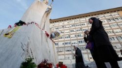 Ludzie modlą się o zdrowie Papieża pod Kliniką Gemelli