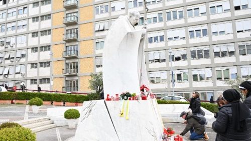 ഫ്രാൻസിസ് പാപ്പാ കഴിഞ്ഞ രാത്രിയിൽ ഉറങ്ങി വിശ്രമിച്ചു: വത്തിക്കാൻ പ്രെസ് ഓഫീസ് 