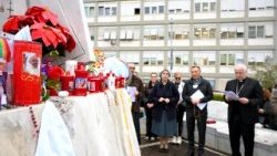 மருத்துவமனைக்கு வெளியே திருத்தந்தைக்காக செபம்