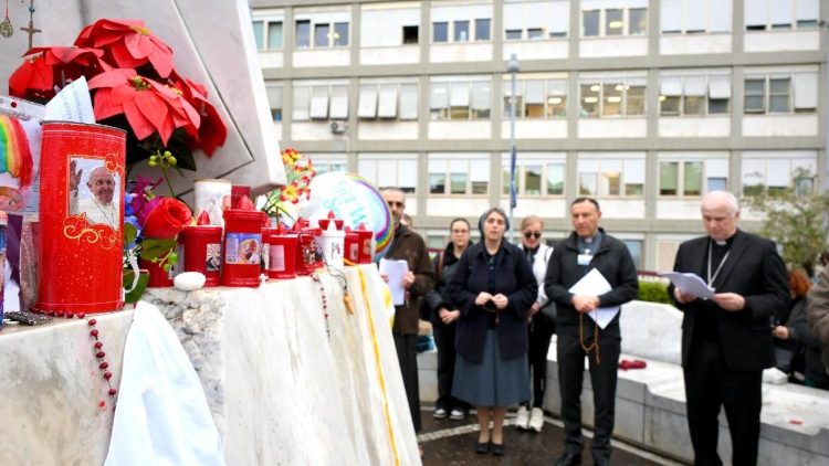 மருத்துவமனைக்கு வெளியே திருத்தந்தைக்காக செபம்