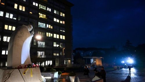 Le Pape a passé une nuit calme et se repose