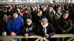 LA CHIESA PREGA PER IL PAPA, IL ROSARIO A PIAZZA SAN PIETRO