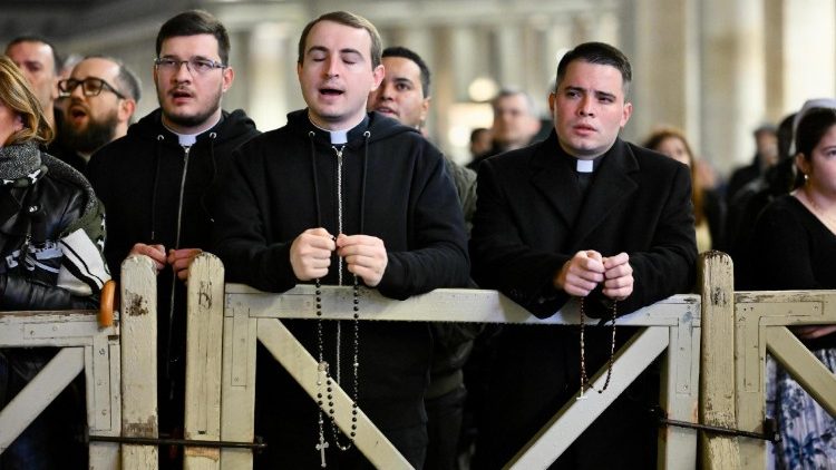 LA CHIESA PREGA PER IL PAPA, IL ROSARIO A PIAZZA SAN PIETRO