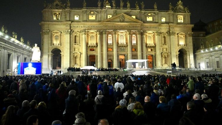 Na Trgu svetega Petra se je zbralo veliko število ljudi z vsega sveta