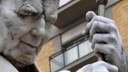 Statyn av Johannes Paulus II vid sjukhusets huvudingång 