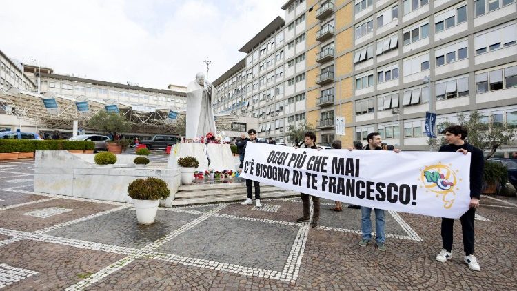 Ma, még inkább, mint valaha, szükségünk van rád, Ferenc pápa - szól a fiatalok transzparense    