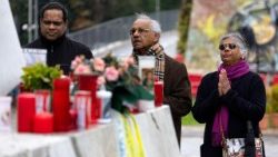 ജമല്ലി ആശുപത്രിക്കു മുൻപിൽ പ്രാർത്ഥനയോടെ വിശ്വാസികൾ 