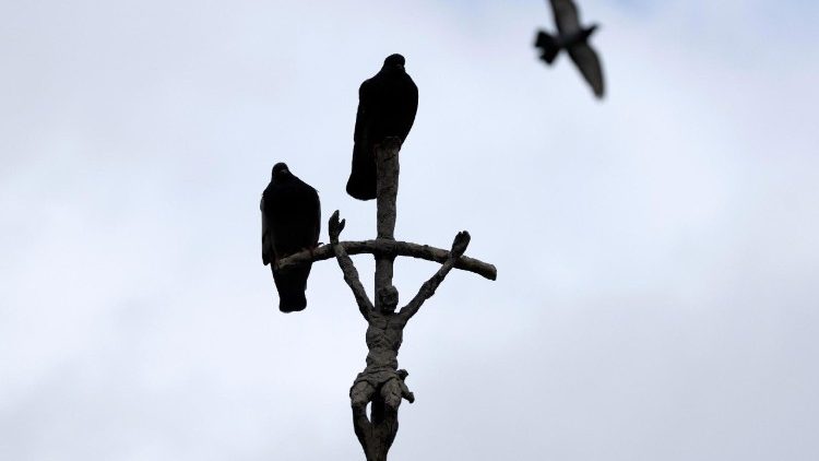 Detalj på statyn framför Gemelli sjukhuset 