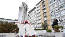 ஜெமெல்லி மருத்துவமனையில் திருத்தந்தை உடல்நலம் பெற இறைவேண்டல் செய்யும் பெண்