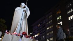Prières pour le Pape devant l'hôpital Gemelli