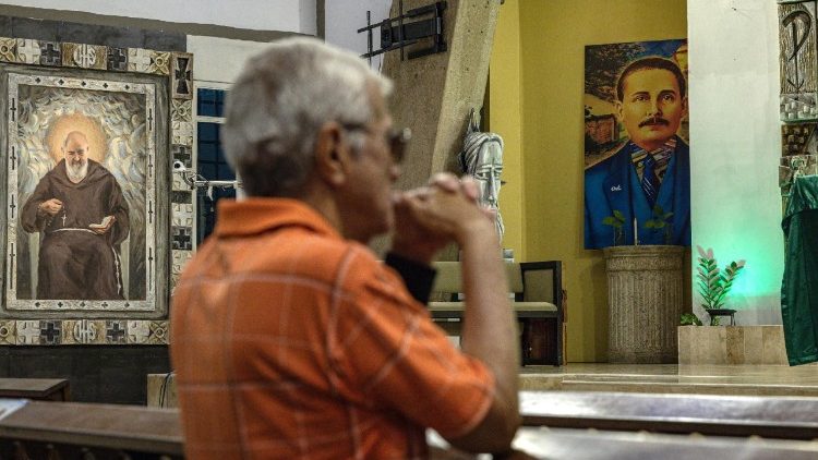 Vernik moli pred podobo Joseja Gregoria Hernandeza, ki bo postal prvi venezuelski svetnik