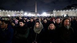 പ്രാർത്ഥനയിൽ പങ്കുചേരുന്ന വിശ്വാസികൾ 