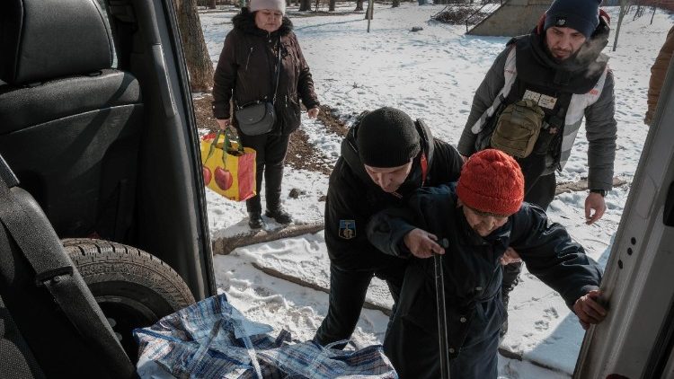 Anna, que está prestes a completar 80 anos e não tem família, é evacuada por membros da fundação de caridade 'East SOS' da cidade de Kostyantynivka, região de Donetsk, leste da Ucrânia, em 25 de fevereiro de 2025, em meio à invasão russa. As evacuações de civis aumentaram em Donetsk em meio à intensificação da ofensiva russa no leste da Ucrânia. Desde o início da invasão em grande escala da Rússia em 2022, a fundação de caridade 'East SOS' evacuou dezenas de milhares de pessoas, incluindo aquelas com mobilidade limitada, da linha de frente e áreas desocupadas na Ucrânia. EPA/MARIA SENOVILLA
