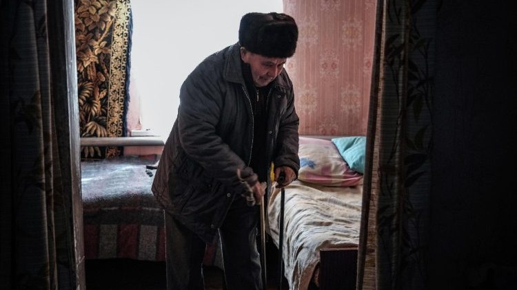 Feder, um homem de 83 anos com mobilidade reduzida, é evacuado por membros da fundação de caridade 'East SOS' de uma pequena comunidade perto da cidade de Toretsk, região de Donetsk, leste da Ucrânia, em 25 de fevereiro de 2025, em meio à invasão russa. As evacuações de civis aumentaram em Donetsk em meio à intensificação da ofensiva russa no leste da Ucrânia. Desde o início da invasão em grande escala da Rússia em 2022, a fundação de caridade 'East SOS' evacuou dezenas de milhares de pessoas, incluindo aquelas com mobilidade limitada, da linha de frente e áreas desocupadas na Ucrânia. EPA/MARIA SENOVILLA