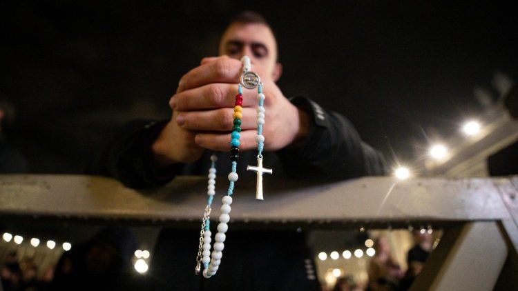 Das Rosenkranzgebet auf dem Petersplatz, bei dem die schmerzhaften Geheimnisse meditiert wurden