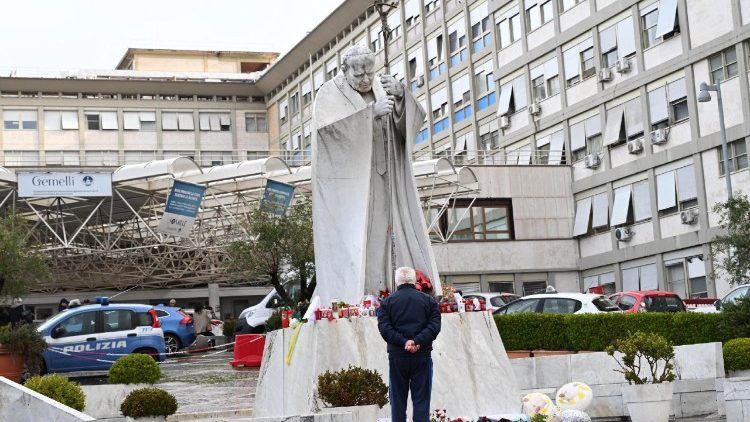 L’hôpital Gemelli de Rome où viennent se recueillir régulièrement des fidèles. 