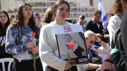 A Tel Aviv cittadini in piazza seguono i funerali dei Bibas in televisione 
