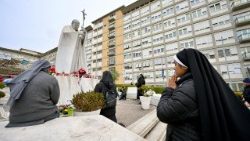 Papa Francisko bado yuko Hospitalini Gemelli, Roma. 